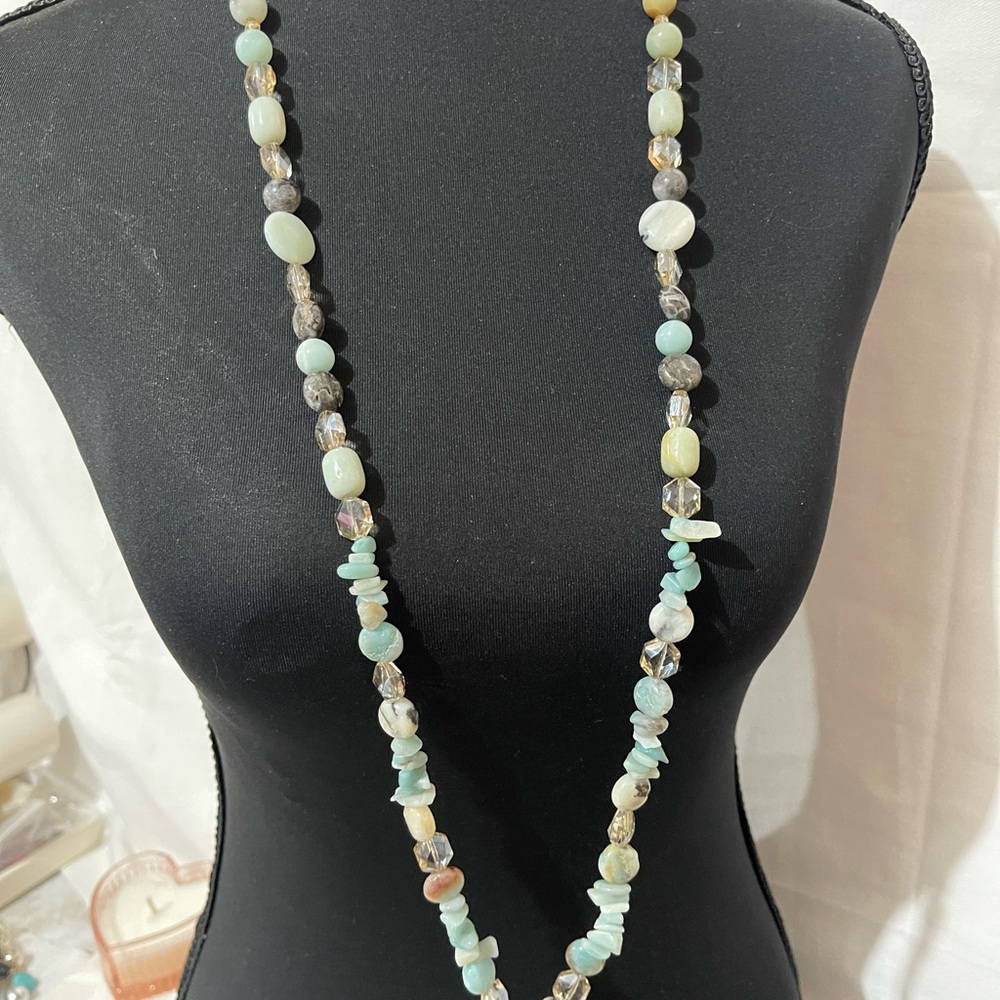 Elegant Beaded Necklace in Blue and Cream